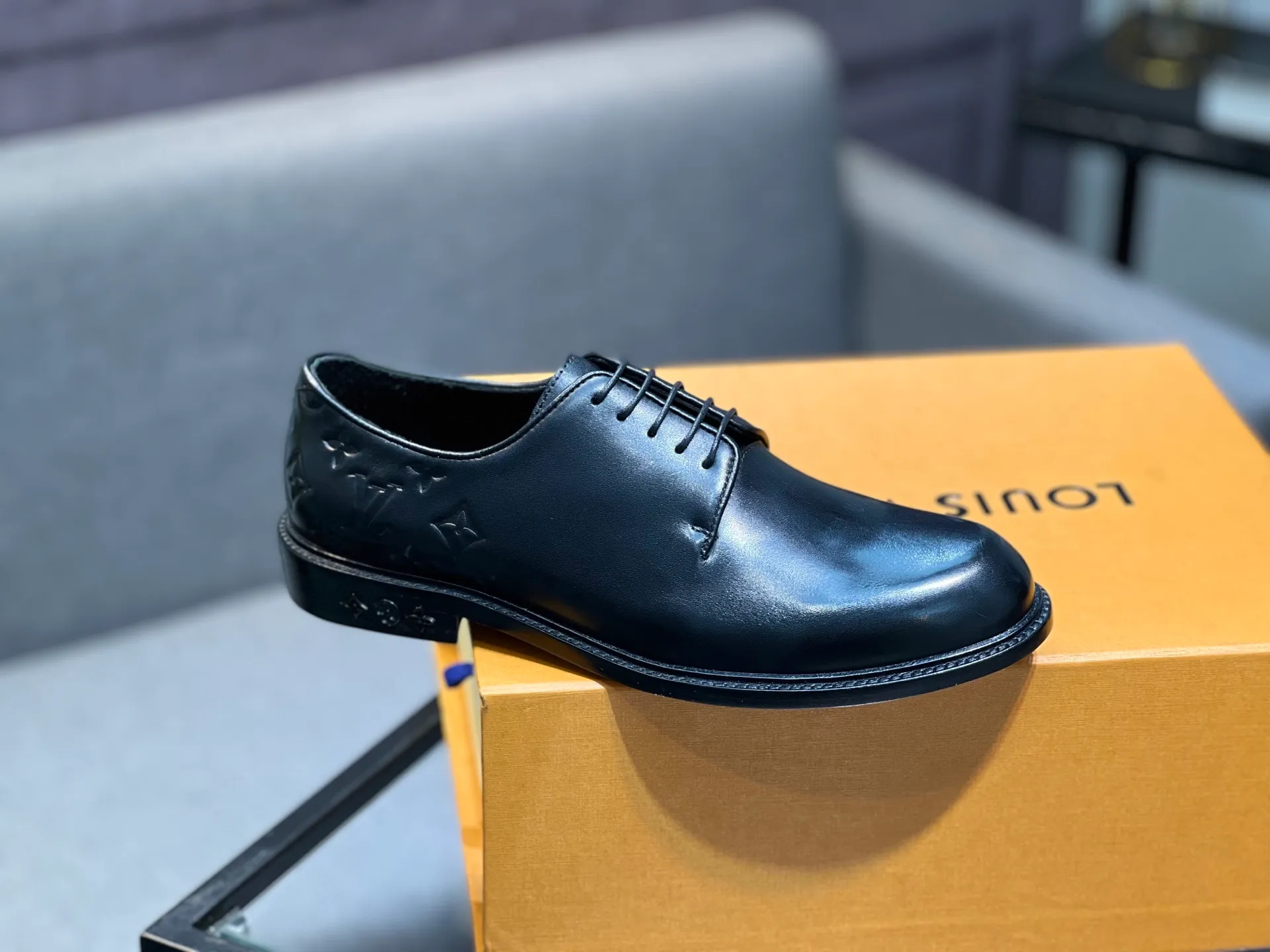 Men's shoes 💰1020 LV top luxury brand, high-quality men's business formal leather shoes, imported genuine leather soles! Customized imported leather, the first layer of open-edge beaded lacquered cowhide, the texture is incomparable, the imported cowhide lining, high-end high-end shoes, don't miss it! size:39-44 (Male 38 45 46 customized)